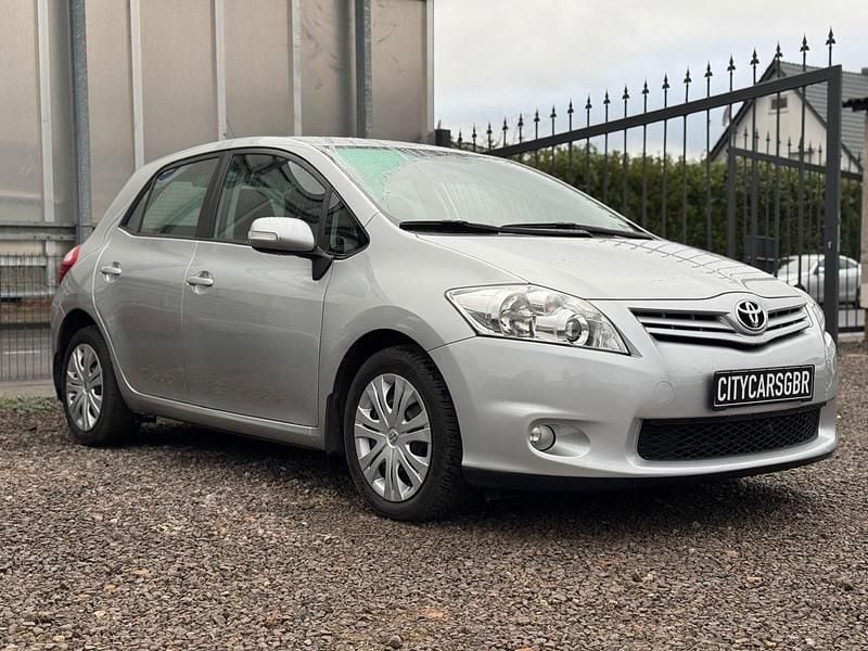 Gebraucht Toyota Auris Life+ 132 PS (97 kW) 2011 Silber Kleinwagen