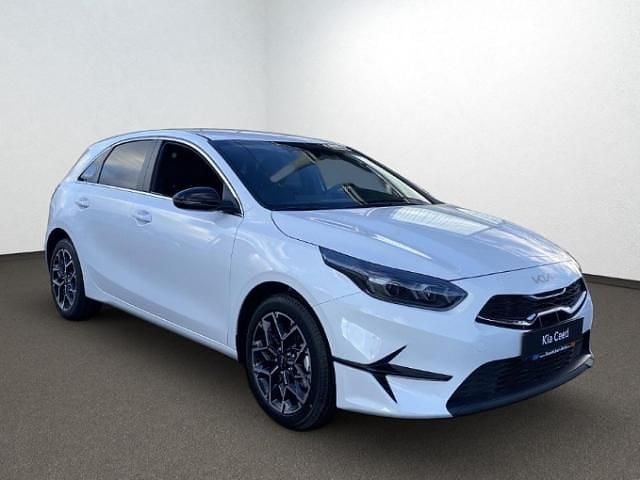 Neu Kia Ceed 101 PS (74 kW) 2025 Weiss Kleinwagen