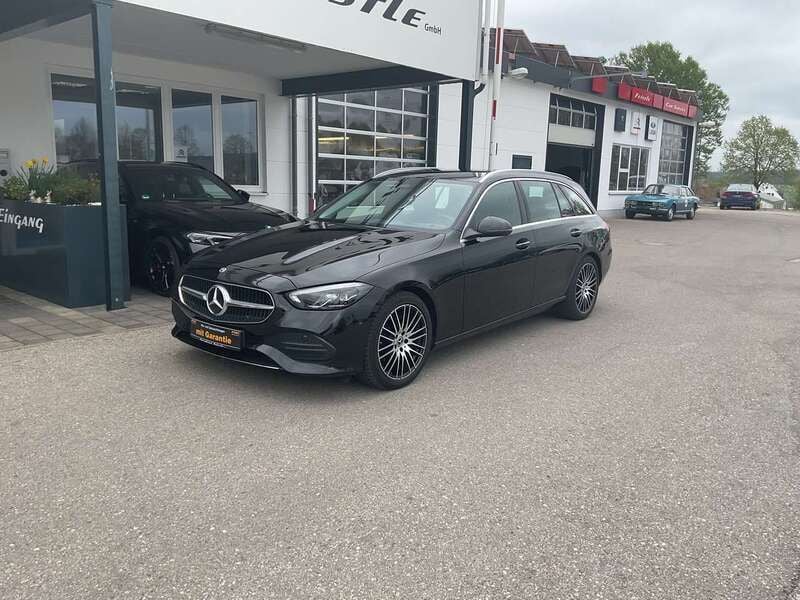 Obsidianschwarz metalliclack Gebraucht 2022 Mercedes C180 Avantgarde Kombi | 29.900 € (Fairer Preis) - Bild 1/4