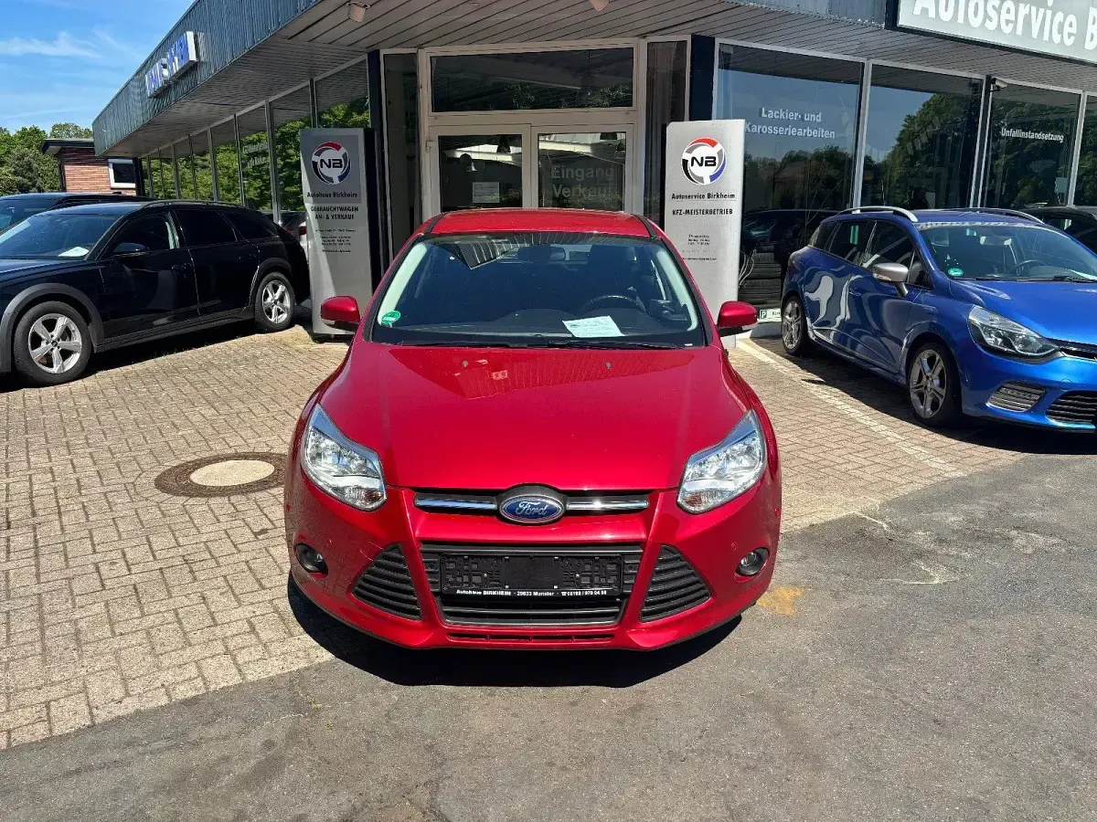 Gebraucht Ford Focus Champions Edition 101 PS (74 kW) 2013 Rot Limousine