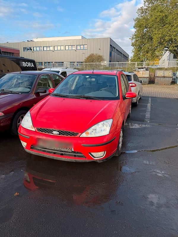 Rot Gebraucht 2004 Ford Focus Kleinwagen | 2.300 € (Etwas zu teuer) - Bild 1/4