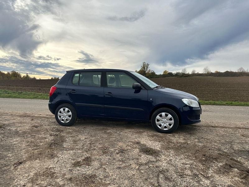 Gebraucht Skoda Fabia Active 69 PS (50 kW) 2011 Blau Kleinwagen