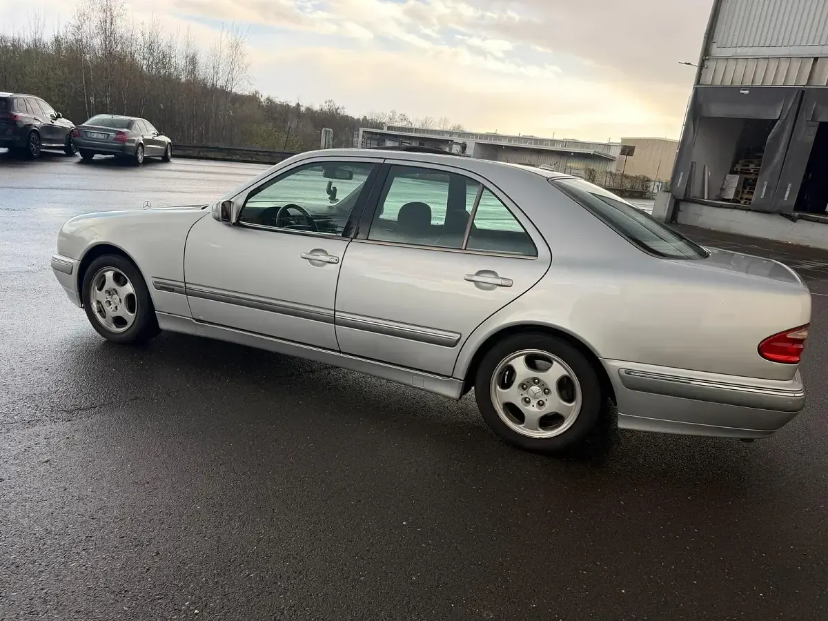 Gebraucht Mercedes E320 197 PS (144 kW) 2000 Silber Limousine