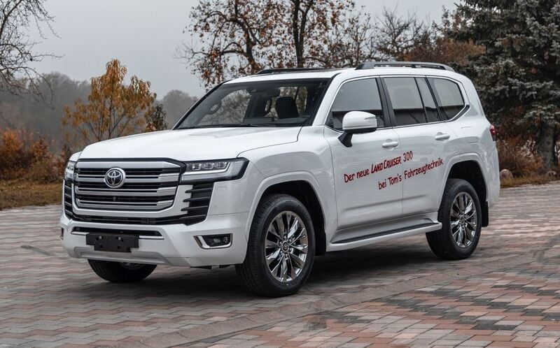 Silber metallic Gebraucht 2022 Toyota Land Cruiser SUV | 95.500 € - Bild 1/4