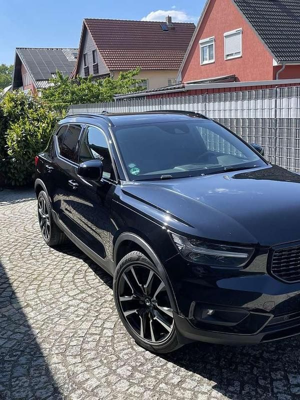 Schwarz Gebraucht 2018 Volvo XC40 R-Design SUV | 26.900 € (Etwas zu teuer) - Bild 1/4