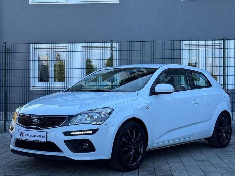 Weiß Gebraucht 2012 Kia Ceed Limousine | 6.990 € (Guter Preis) - Bild 1/4