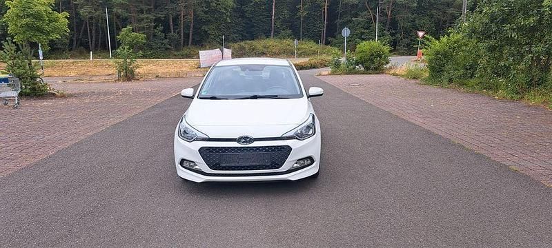 Weiß Gebraucht 2017 Hyundai i20 Trend Limousine | 8.800 € (Fairer Preis) - Bild 1/2
