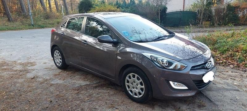 Grau Gebraucht 2014 Hyundai i30 Classic Limousine | 6.600 € (Guter Preis) - Bild 1/4