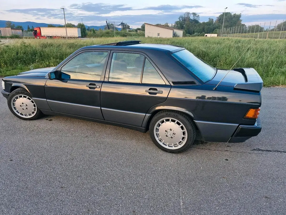 Gebraucht Mercedes 190 118 PS (86 kW) 1988 Schwarz Limousine