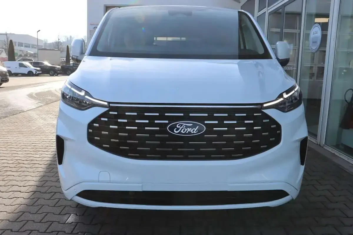 Neu Ford Tourneo Custom Titanium 136 PS (100 kW) 2026 Frozen white Van