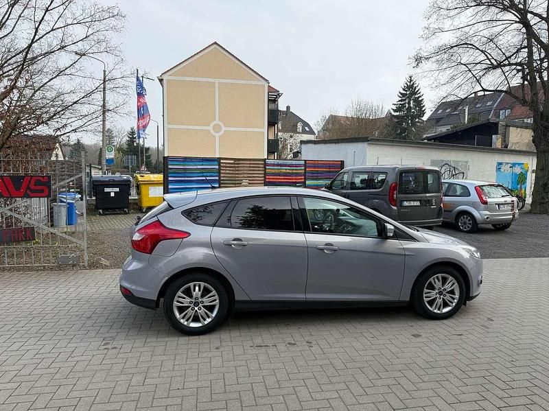 Gebraucht Ford Focus Trend 116 PS (85 kW) 2011 Grau Limousine