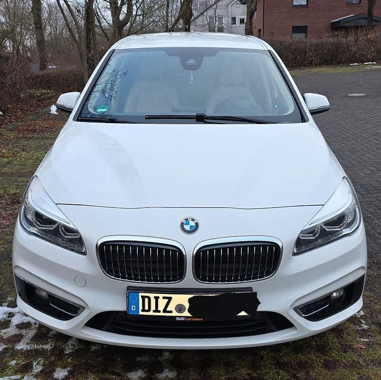 Weiß Gebraucht 2016 BMW 220 Gran Tourer Luxury Line Van / Kleinbus | 15.250 € (Guter Preis) - Bild 1/4
