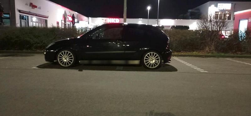 Second-hand Ford Focus 131 CP (96 kW) 2001 Negru Coupe