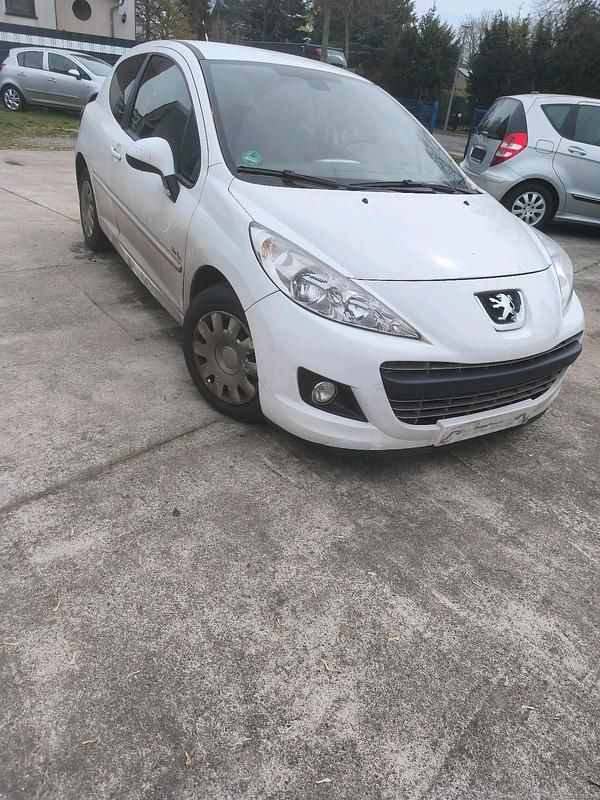Gebraucht Peugeot 207 70 PS (51 kW) 2011 Weiß Kleinwagen