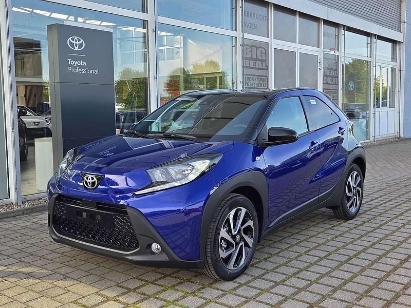 Neu Toyota Aygo X 72 PS (52 kW) 2025 Juniper blue / night sky black SUV