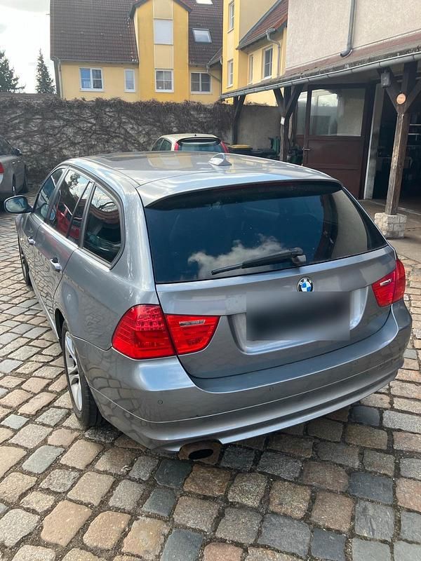 Gebraucht BMW 318 143 PS (105 kW) 2011 Grau Kombi