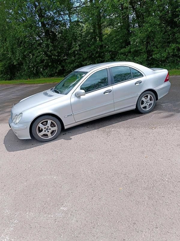 Silber Gebraucht 2005 Mercedes C220 Limousine | 3.300 € - Bild 1/4
