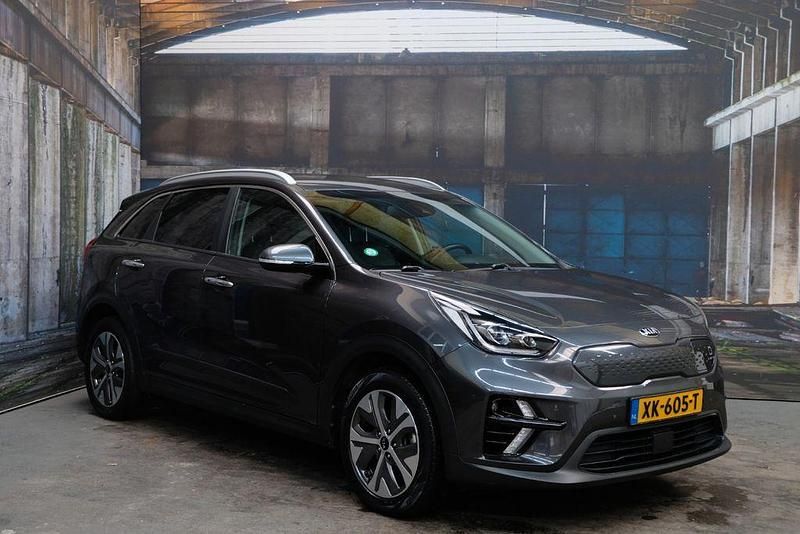 Grau Gebraucht 2019 Kia e-Niro SUV | 13.450 € (Etwas zu teuer) - Bild 1/4