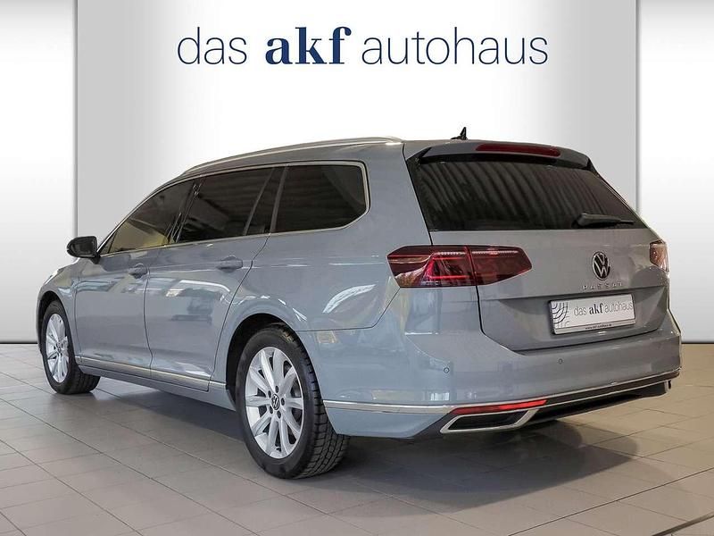 Gebraucht VW Passat Elegance 150 PS (110 kW) 2024 Mondsteingrau Kombi