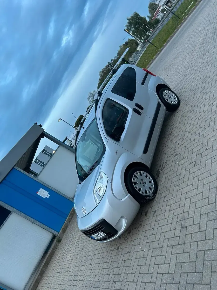 Gebraucht Fiat Qubo Trekking 75 PS (55 kW) 2011 Silber Van / Kleinbus