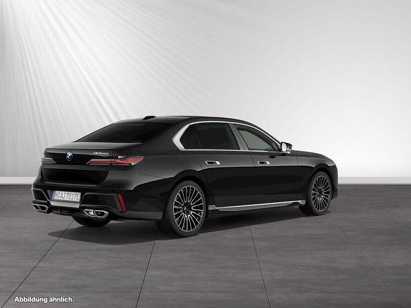 Gebraucht BMW M760e M Sport 571 PS (419 kW) 2024 Black sapphire metallic Limousine