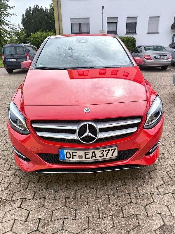 Gebraucht Mercedes B200 Edition 136 PS (100 kW) 2017 Rot Van / Kleinbus