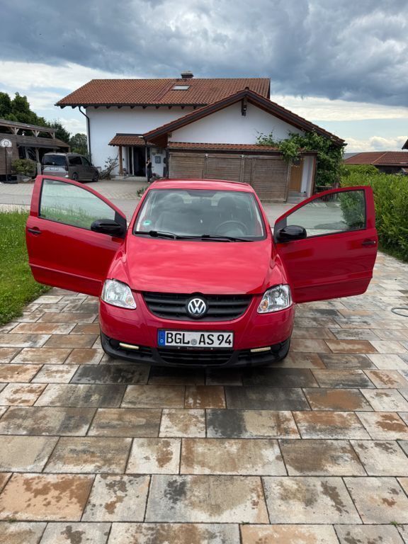 Rot Gebraucht 2009 VW Fox Refresh Kleinwagen | 1.200 € (Fairer Preis) - Bild 1/4
