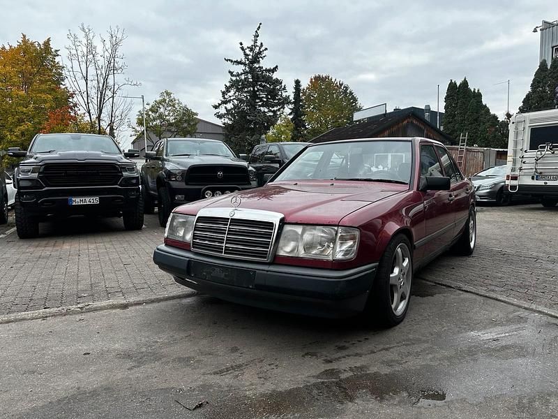 Rot Gebraucht 1989 Mercedes 200 Limousine | 2.850 € - Bild 1/4