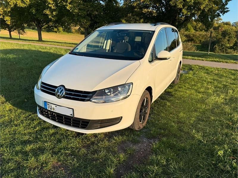 Weiß Gebraucht 2017 VW Sharan Comfortline Van / Kleinbus | 15.800 € (Superpreis) - Bild 1/4
