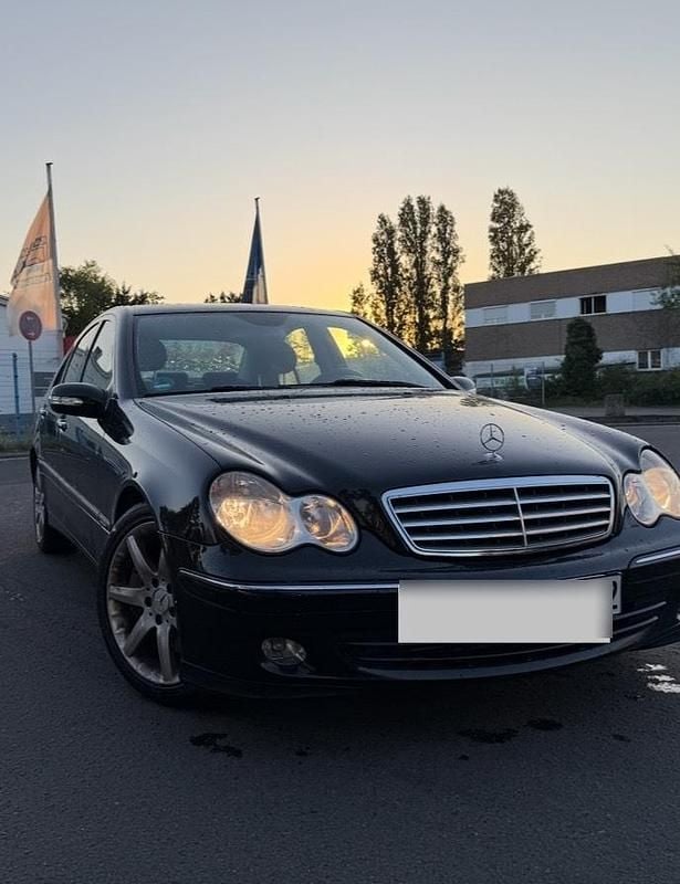 Schwarz Gebraucht 2005 Mercedes C180 Elegance Limousine | 4.899 € (Etwas zu teuer) - Bild 1/4