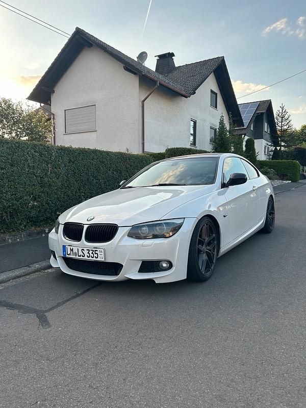 Weiß Gebraucht 2012 BMW 335 Basis Coupé | 21.500 € (Fairer Preis) - Bild 1/4