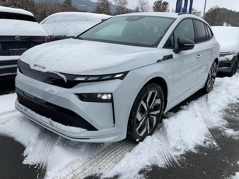 Moon weiß metallic Neu 2025 Skoda Enyaq iV SportLine SUV | 53.495 € (Fairer Preis) - Bild 1/3