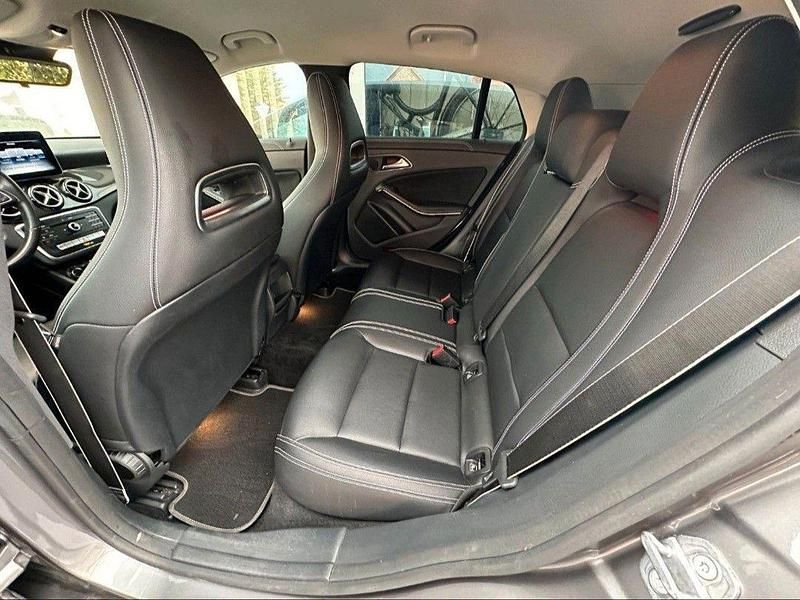 Grau Gebraucht 2019 Mercedes CLA200 Shooting Brake Kombi | 21.000 € (Guter Preis) - Bild 1/4
