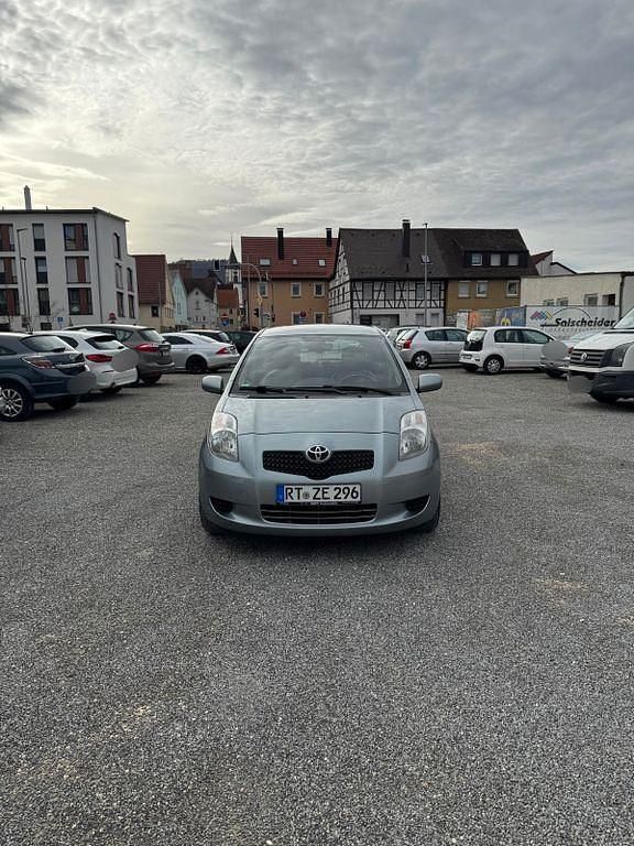 Grau Gebraucht 2006 Toyota Yaris Executive Limousine | 3.000 € (Guter Preis) - Bild 1/4