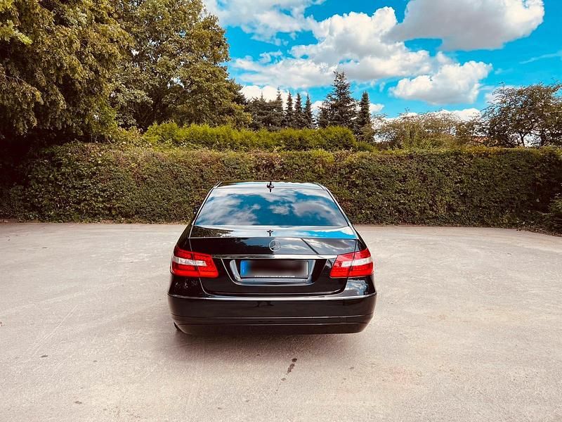 Gebraucht Mercedes E200 135 PS (99 kW) 2011 Schwarz Limousine
