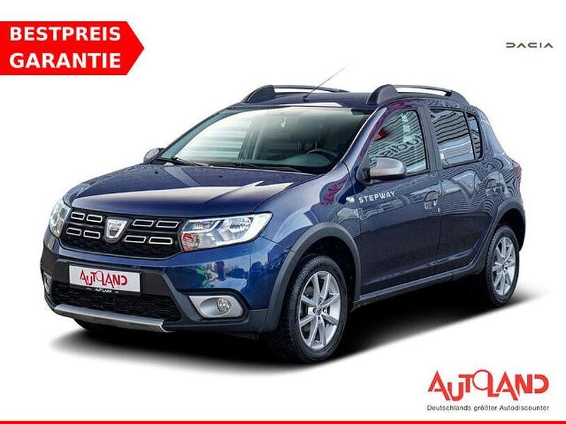 Blau Gebraucht 2017 Dacia Sandero Stepway SUV | 11.990 € (Teuer) - Bild 1/4