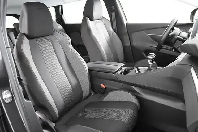 Gebraucht Peugeot 5008 Active 131 PS (96 kW) 2023 Grau SUV