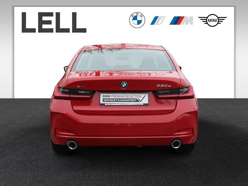 Gebraucht BMW 330e 184 PS (135 kW) 2024 Rot Limousine