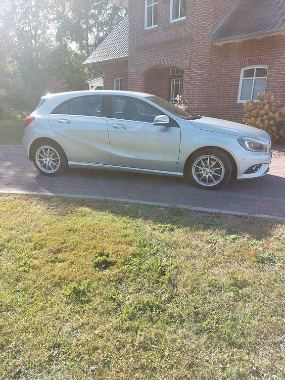 Silber Gebraucht 2013 Mercedes A180 Limousine | 10.800 € (Superpreis) - Bild 1/3