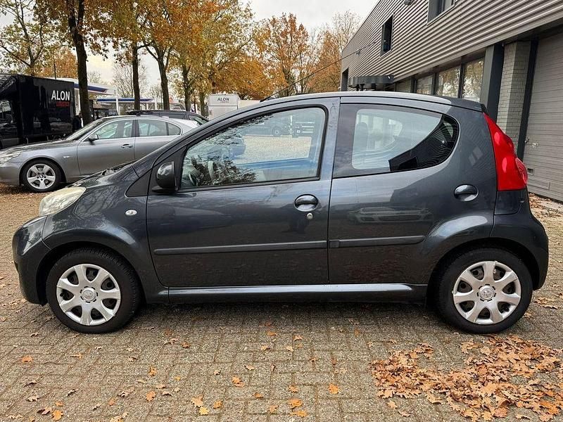 Gebraucht Peugeot 107 68 PS (50 kW) 2012 Grau Kleinwagen