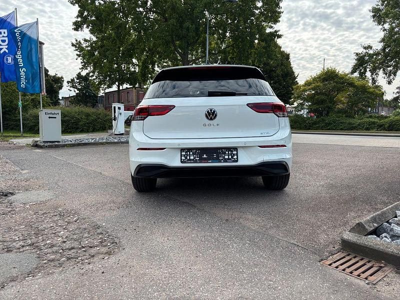 Gebraucht VW Golf VIII 110 PS (80 kW) 2024 Weiß Limousine