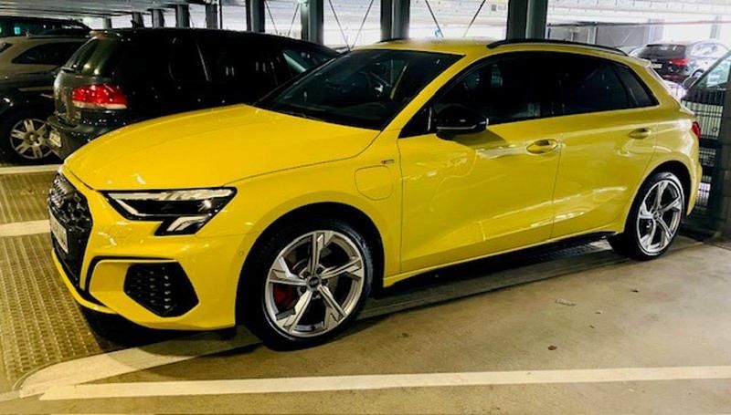 Gelb Gebraucht 2024 Audi A3 Sportback e-tron S-Line Kleinwagen | 37.999 € - Bild 1/4