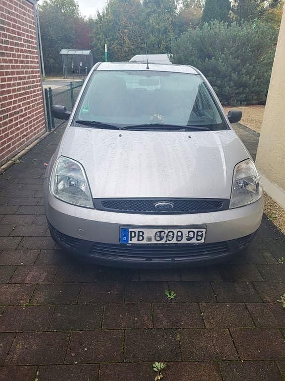 Silber Gebraucht 2002 Ford Fiesta Kleinwagen | 1.950 € (Etwas zu teuer) - Bild 1/4