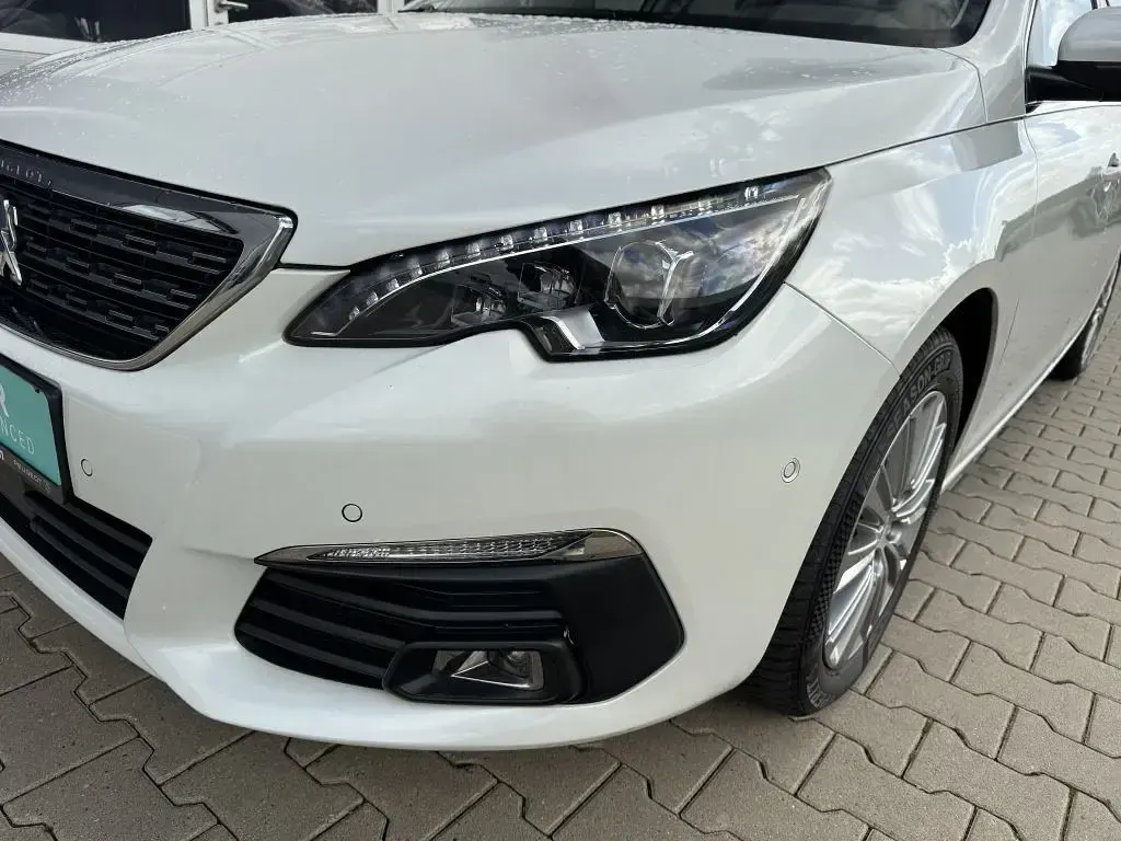 Gebraucht Peugeot 308 Allure 131 PS (96 kW) 2021 Perlmutt weiß perleffekt (metallic) Limousine