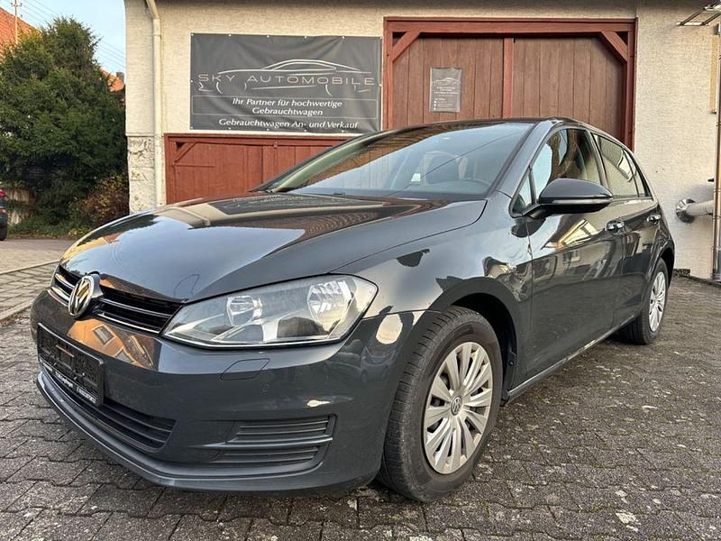 Grau Gebraucht 2016 VW Golf VII Trendline Limousine | 11.999 € (Fairer Preis) - Bild 1/4