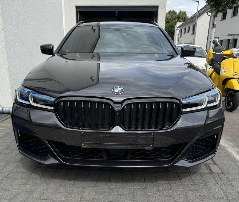 Grau Gebraucht 2024 BMW 540 M Sport Kombi | 64.490 € (Teuer) - Bild 1/4
