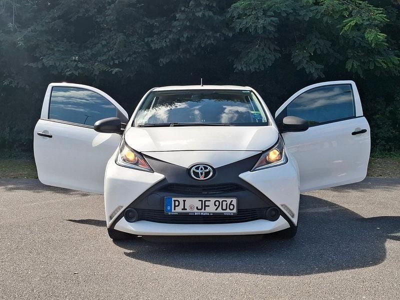 Weiß Gebraucht 2017 Toyota Aygo X-play Kleinwagen | 4.999 € (Guter Preis) - Bild 1/4