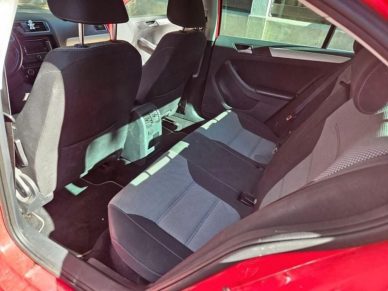 Gebraucht VW Jetta 150 PS (110 kW) 2015 Rot Limousine