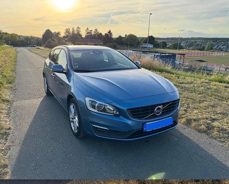 Blau Gebraucht 2016 Volvo V60 Kinetic Kombi | 13.350 € (Etwas zu teuer) - Bild 1/4