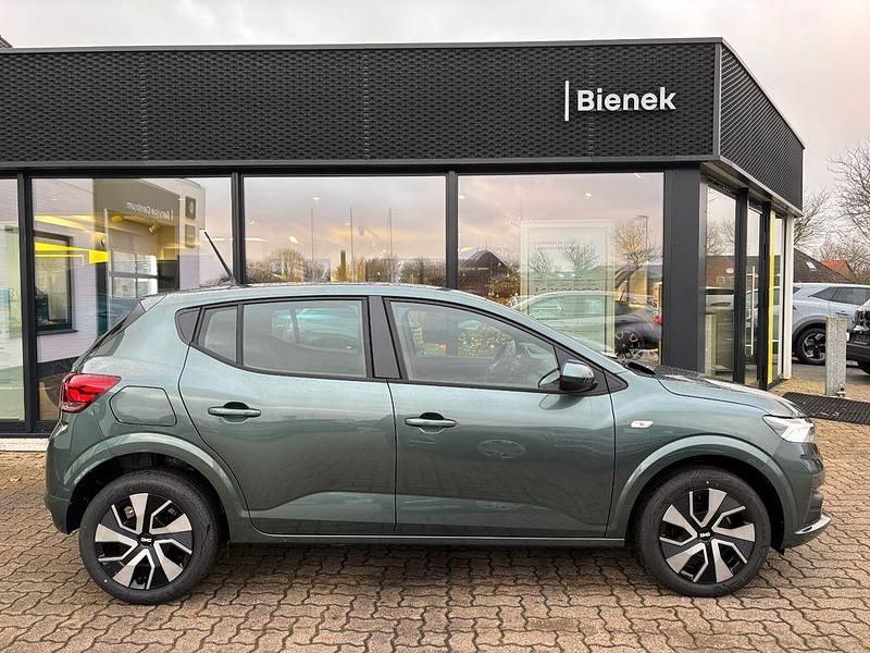 Neu Dacia Sandero Expression 91 PS (66 kW) 2025 Grün Limousine